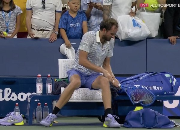 Απίστευτο ξέσπασμα από τον Μεντβέντεφ, μετά τον αποκλεισμό στο US Open – Διέλυσε τη ρακέτα του! (vid)