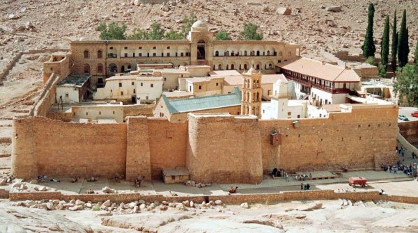 Ο Φαραντούρης ζητεί «την αποκατάσταση της τάξης» στη Μονή Σινά – Θέτει τρία ερωτήματα