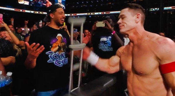 Ο Τζον Σίνα χρησιμοποίησε την πατερίτσα του Χαλιμπάρτον στο WWE Summerslam (vid)