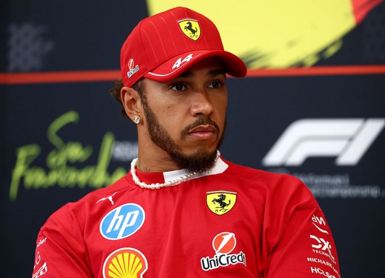 Ο Λιούις Χάμιλτον για το «είμαι άχρηστος»: «Συμβαίνουν πολλά στο παρασκήνιο…»