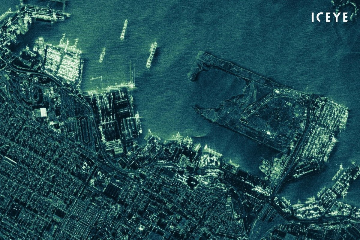 Το λιμάνι της Αλεξάνδρειας σε εικόνα SAR που τραβήχτηκε τη νύχτα (ICEYE)