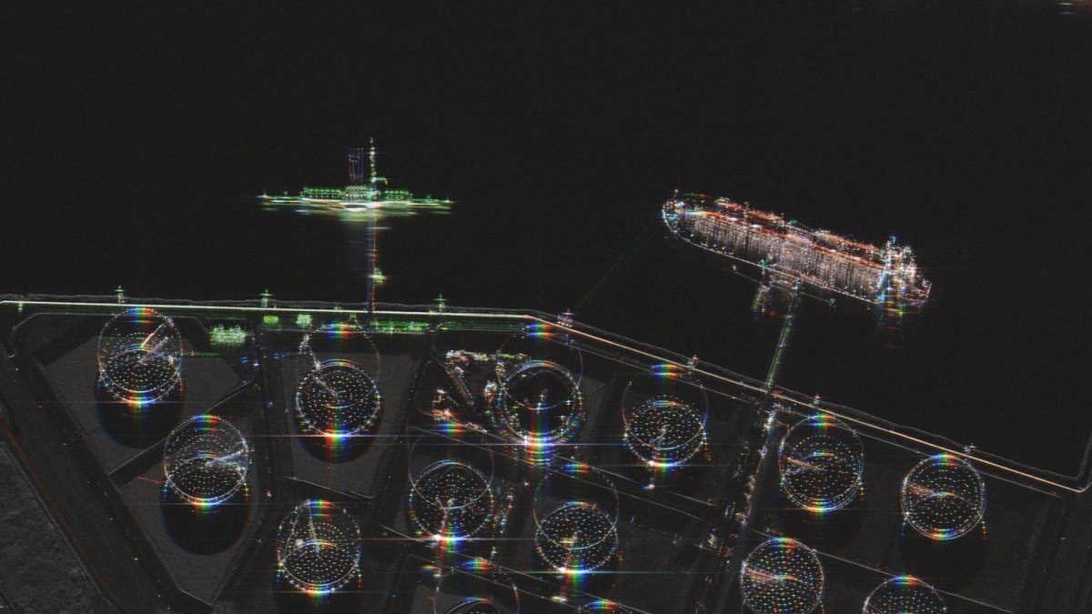 Σε αντίθση με τις επίπεδες εικόνες των συμβατικών ραντάρ. τα SAR προσφέρουν λεπτομερείς τρισδιάστατες επεικονίσεις. Εδώ, πλοία και δεξαμενές στο λιμάνι του Ελσίνκι (ICEYE)