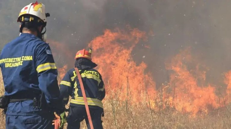 Εθελοντές πυροσβέστες: Η Πολιτεία τους θέλει, αλλά δεν τους δίνει ούτε το κράνος