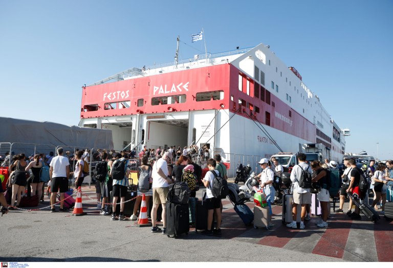 Φεύγουν οι πρώτοι αδειούχοι του Αυγούστου – Γεμάτα αναχωρούν τα πλοία
