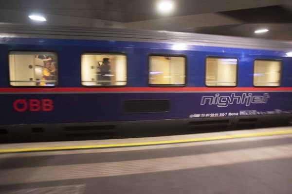 Αυστρία: Άνδρας επιζεί αφού γαντζώθηκε από τρένο υψηλής ταχύτητας – Τι συνέβη