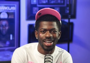 O Lil Nas X εισήχθη σε νοσοκομείο – Κυκλοφορούσε με εσώρουχα σε κεντρικό δρόμο και κάτοικοι κάλεσαν την αστυνομία