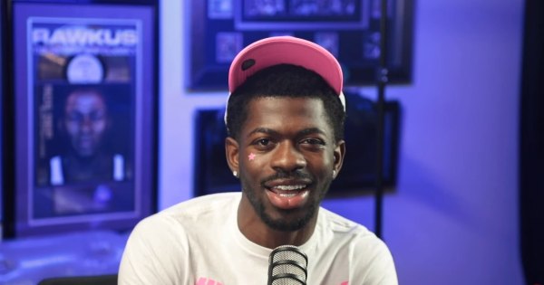 O Lil Nas X εισήχθη σε νοσοκομείο – Κυκλοφορούσε με εσώρουχα σε κεντρικό δρόμο και κάτοικοι κάλεσαν την αστυνομία