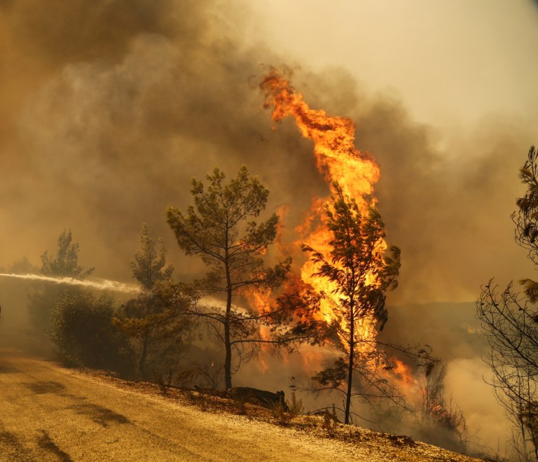 Τεράστιες φωτιές καίνε τα Δαρδανέλια – Οι καπνοί έφτασαν και στο Αιγαίο