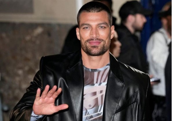 Simone Susinna: Ο Ιταλός πρωταγωνιστής των «365 Days» κάνει βόλτες στα Ματογιάννια της Μυκόνου