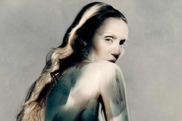 Η Μάιλι Σάιρους είναι το πρώτο πρόσωπο του οίκου Maison Margiela –  «Γυμνή, με το σώμα της βαμμένο λευκό»