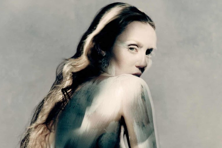 Η Μάιλι Σάιρους είναι το πρώτο πρόσωπο του οίκου Maison Margiela –  «Γυμνή, με το σώμα της βαμμένο λευκό»