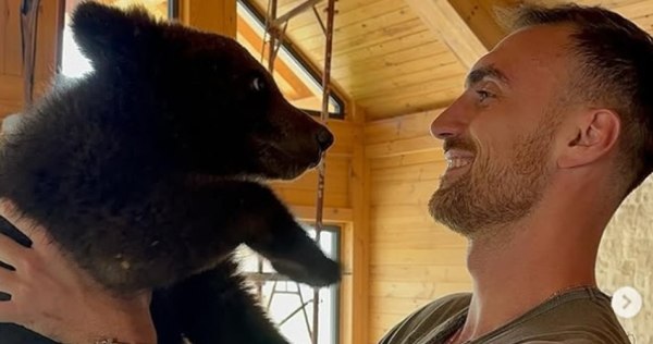 Ο Μιλουτίνοφ αγκαλιά με ένα αρκουδάκι (pics, vids)