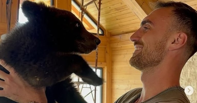 Ο Μιλουτίνοφ αγκαλιά με ένα αρκουδάκι (pics, vids)