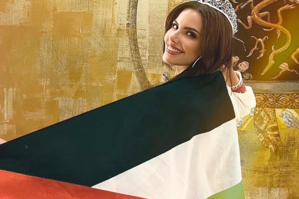 Η Ναντίν Αγιούμπ γράφει ιστορία: Πρώτη φορά εκπρόσωπος της Παλαιστίνης στα Μις Υφήλιος