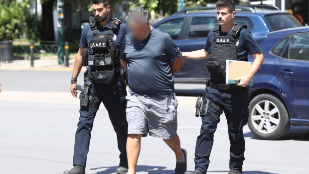 Παλλήνη: Προθεσμία να απολογηθεί την Παρασκευή για τους εμπρησμούς πήρε ο δημοτικός υπάλληλος