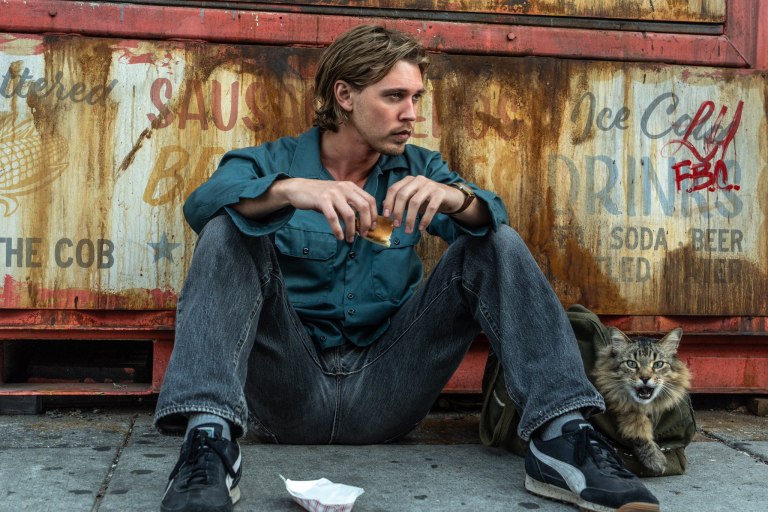 Ο Όστιν Μπάτλερ λέει ότι ο σκηνοθέτης του «Caught Stealing» του έστελνε φωτογραφίες με οπίσθια αθλητών – Ο λόγος