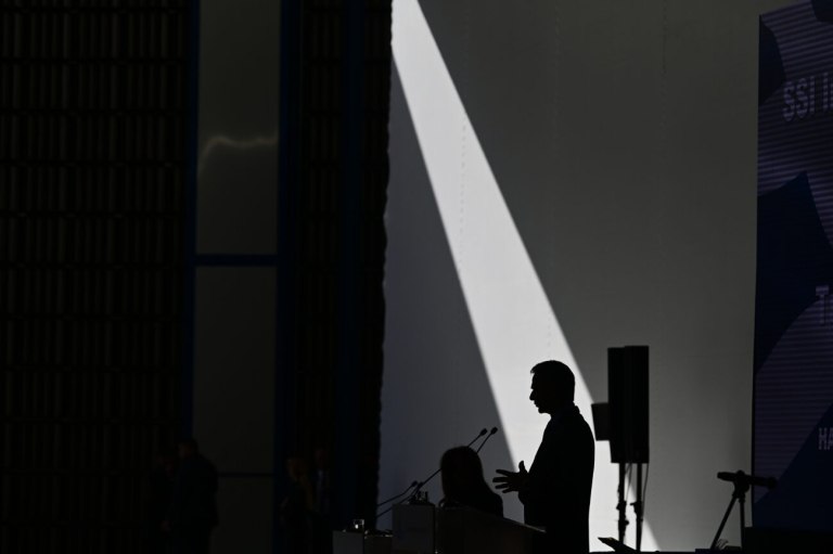 Κάποιες φορές η φυγή προς τα εμπρός μπορεί να γίνει άλμα στο κενό