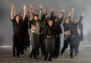 «ζ-η-θ, ο Ξένος» σε σκηνοθεσία Μιχαήλ Μαρμαρινού στο Δημοτικό Θέατρο Λυκαβηττού