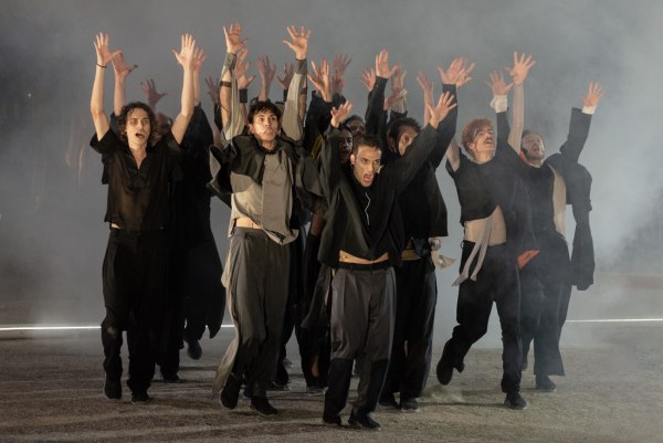 «ζ-η-θ, ο Ξένος» σε σκηνοθεσία Μιχαήλ Μαρμαρινού στο Δημοτικό Θέατρο Λυκαβηττού