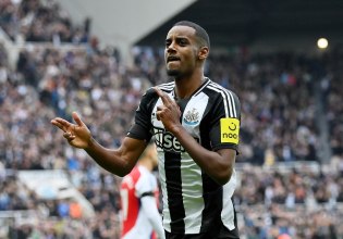 Δεν κάνει βήμα πίσω ο Ίσακ – Περιμένει στη… γωνία η Λίβερπουλ