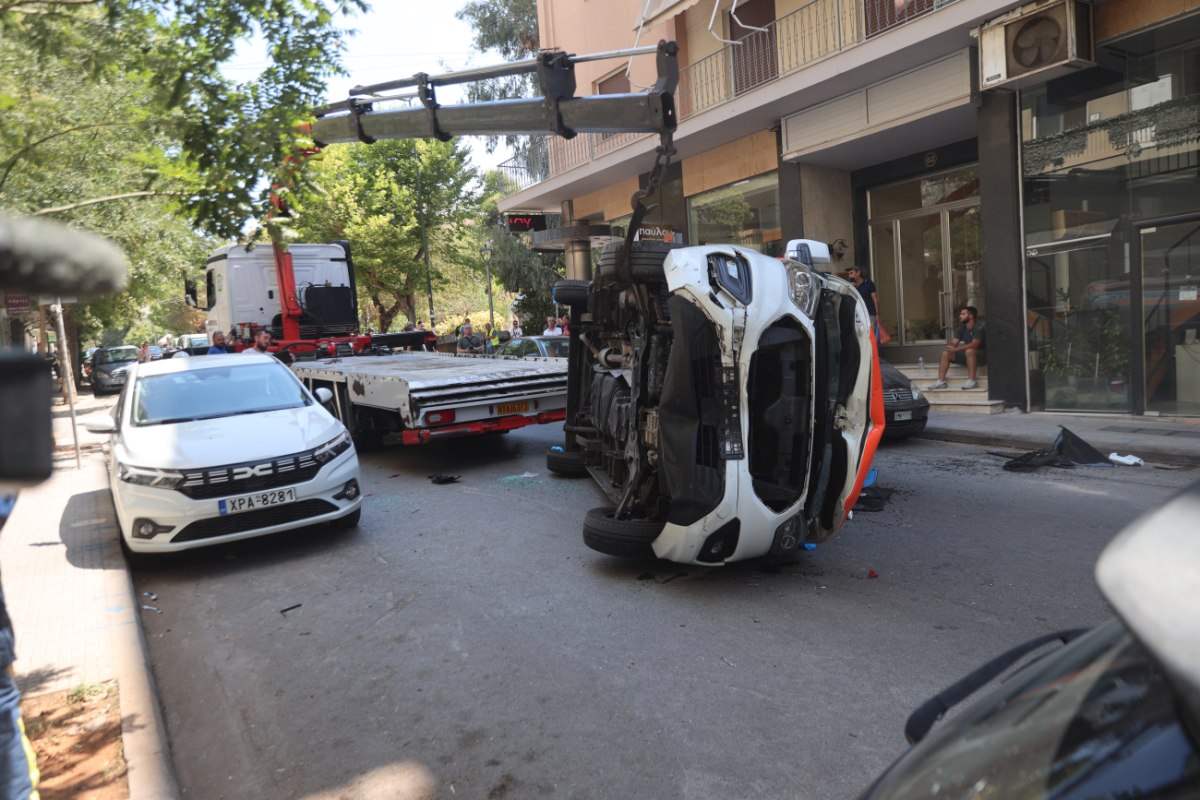 Γουδί: Λευκό βαν εμβόλισε το ασθενοφόρο στο Γουδί και εξαφανίστηκε – Βίντεο από το σημείο του δυστυχήματος