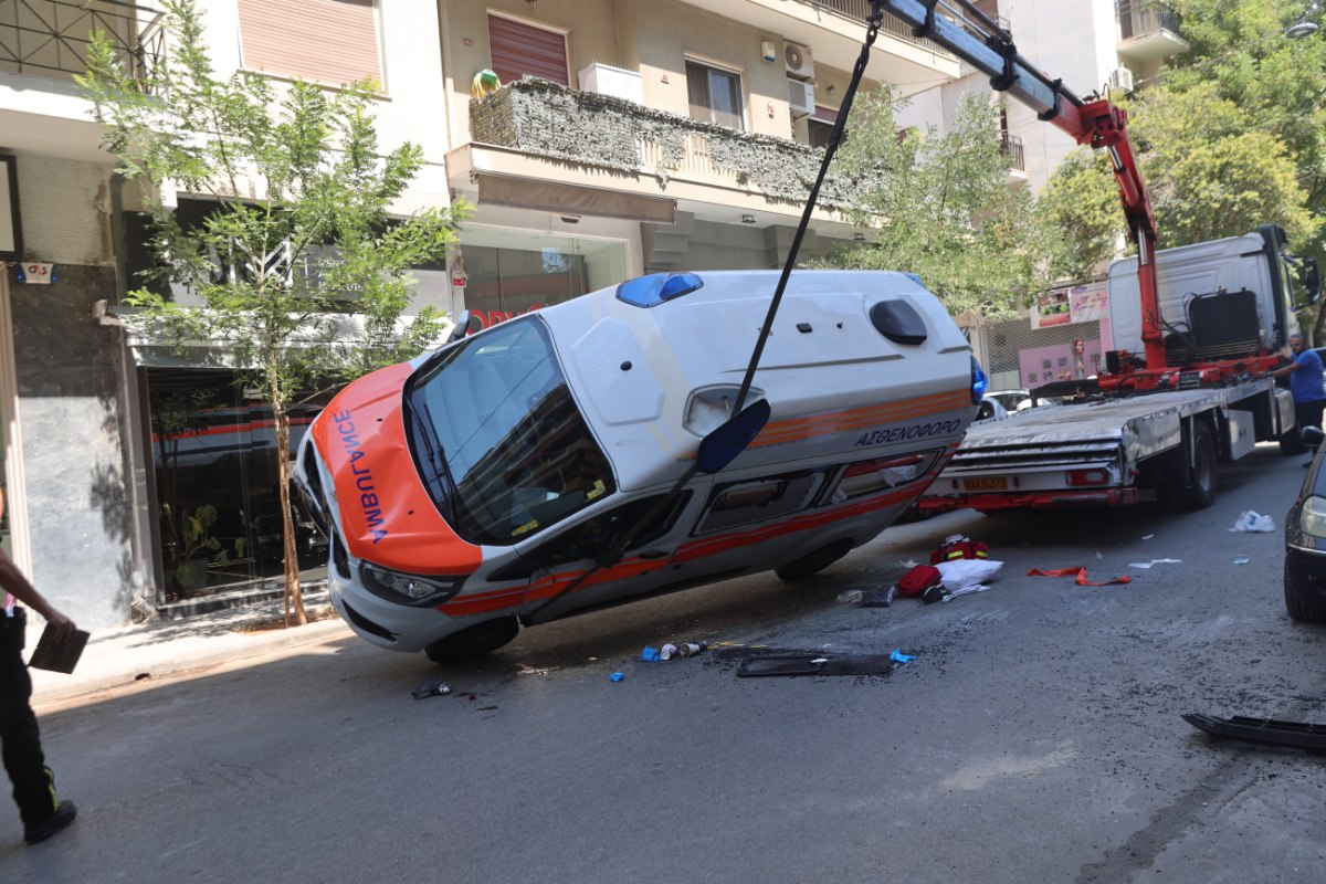 Γουδί: Νεκρός ο ασθενής που βρισκόταν στο ασθενοφόρο που ανετράπη