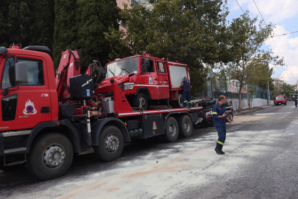 Τροχαίο ατύχημα με πυροσβεστικό όχημα – Ένας πυροσβέστης ελαφρά τραυματίας στη Νέα Χαλκηδόνα