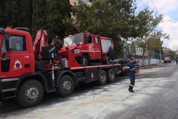 Τροχαίο ατύχημα με πυροσβεστικό όχημα – Ένας πυροσβέστης ελαφρά τραυματίας στη Νέα Χαλκηδόνα