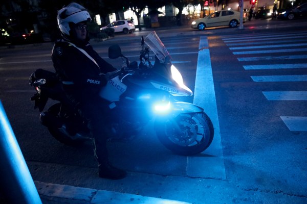 Θεσσαλονίκη: Συνελήφθη 46χρονη που έριξε καυστικό υγρό σε 38χρονο γιατί έκανε… θόρυβο με την παρέα του