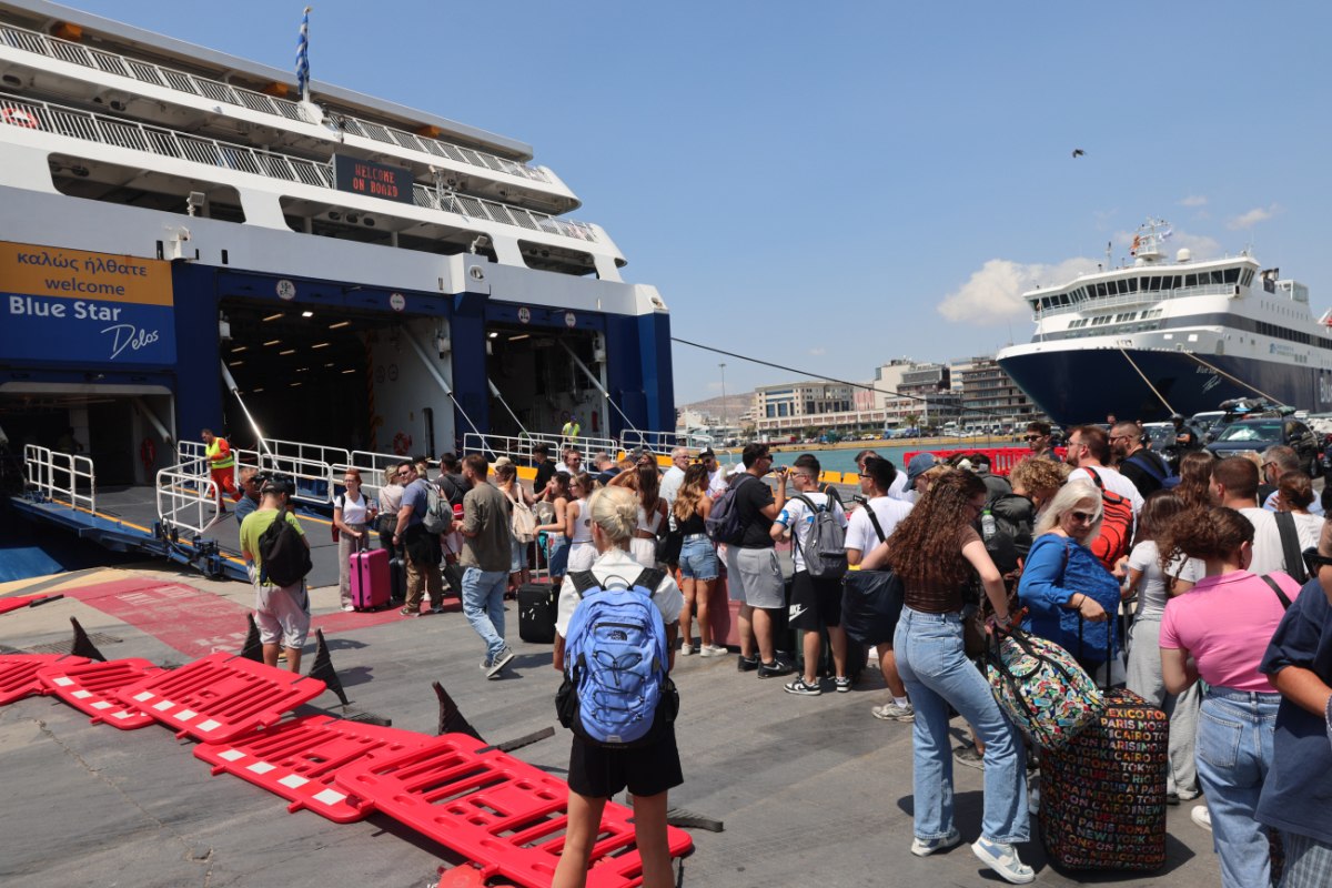 Απαγόρευση απόπλου: Δεμένα παραμένουν τα πλοία στα λιμάνια – Ταλαιπωρία για χιλιάδες επιβάτες