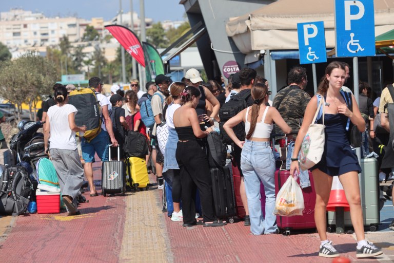 Πειραιάς: Ένταση έξω από το πλοίο για Νάξο – Αρνήθηκαν σε πάνω από 100 ταξιδιώτες την επιβίβαση
