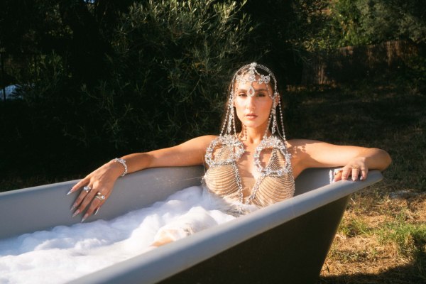 Η Evangelia συνεχίζει να ισορροπεί μοναδικά ανάμεσα στην ελληνική παραδοσιακή μουσική και τη σύγχρονη pop, δίνοντας τώρα νέα πνοή στο «Πεπρωμένο»