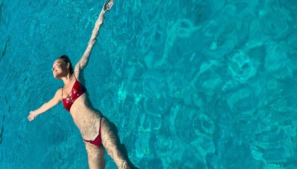 Η Μπαρ Ραφαέλι κάνει διακοπές στην Ελλάδα – Δημοσίευσε φωτογραφίες, αλλά δεν αποκάλυψε το μέρος