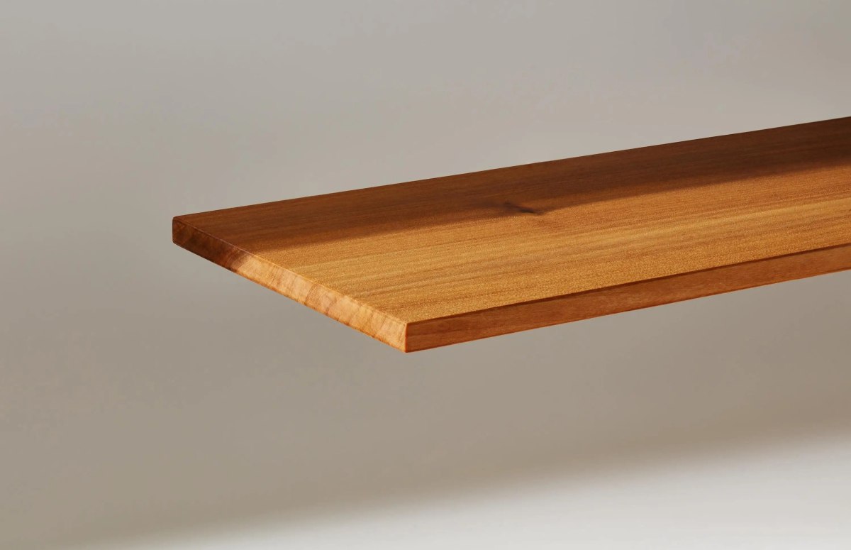 Σε αντίθεση με άλλα προϊόντα κατεργασμένης ξηλείας, το Superwood διατηρεί τα νερά και τη φυσική εμφάνιση του ξύλου (InventWood)