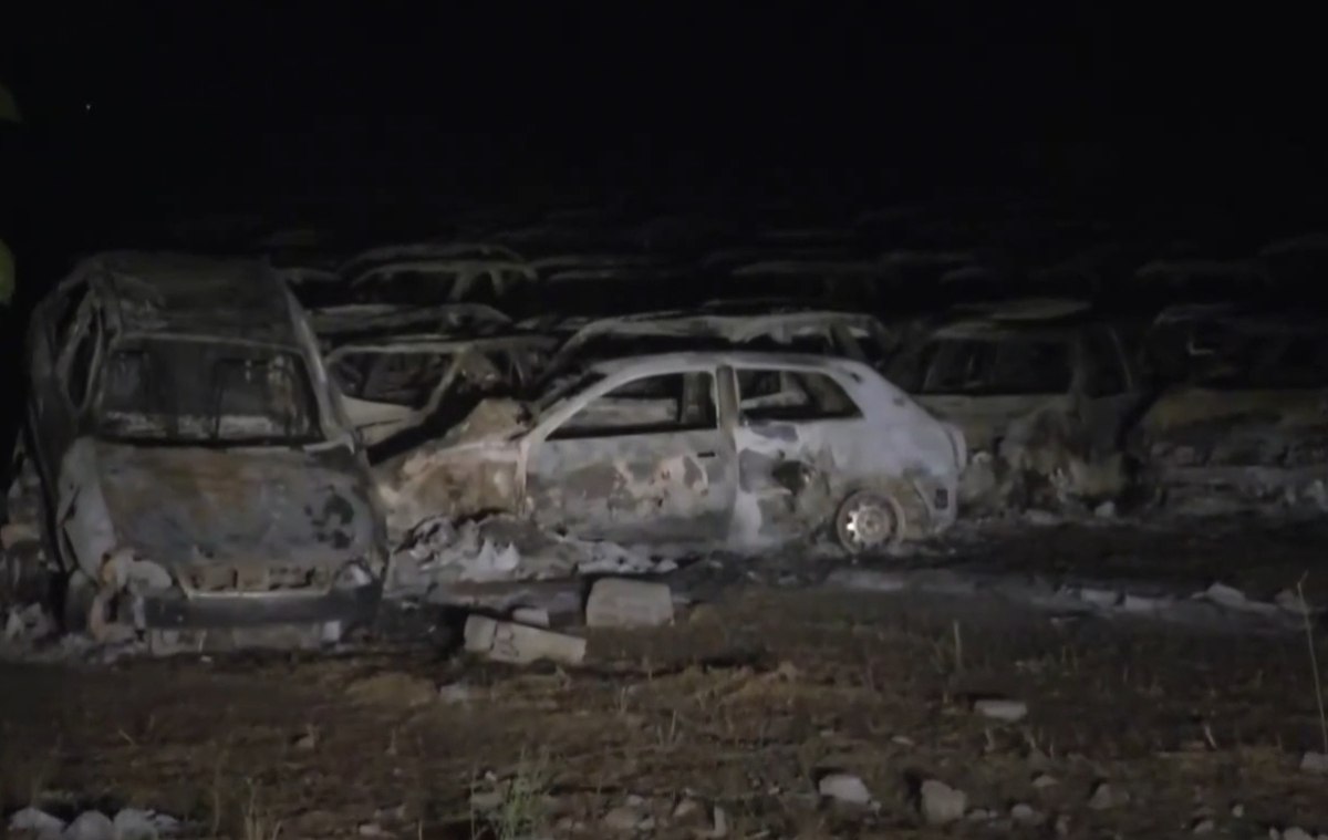 Φωτιά στην Κάτω Αχαΐα: Απίστευτες εικόνες με αμέτρητα καμένα αυτοκίνητα