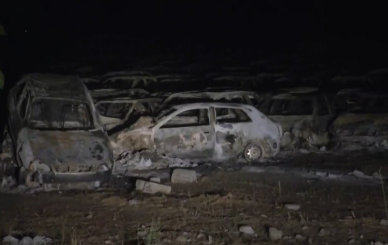 Φωτιά στην Κάτω Αχαΐα: Απίστευτες εικόνες με αμέτρητα καμένα αυτοκίνητα