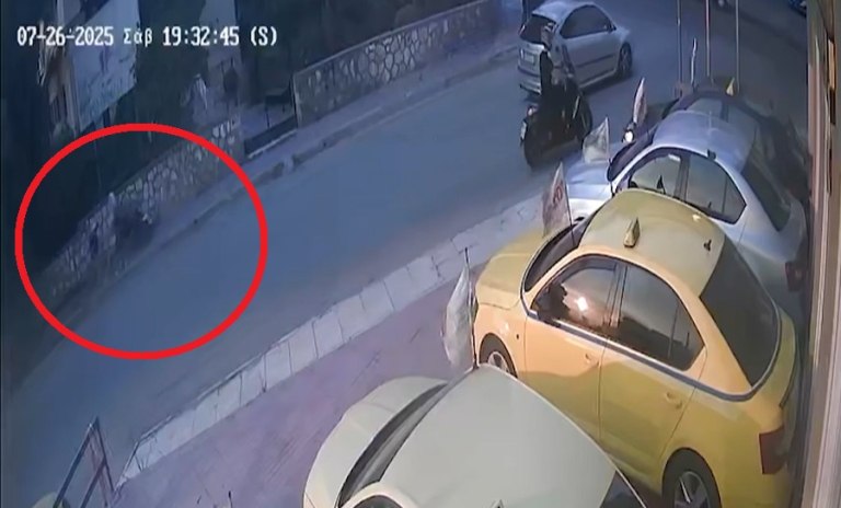 Παλαιό Φάληρο: «Χτύπησε στο μπάνιο και το άφησα στην παραλία» – Τι λέει η μητέρα του νεκρού κοριτσιού