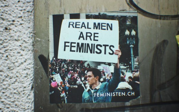 Όχι, ο μασκουλινισμός δεν είναι το αντίθετο του φεμινισμού – και το να θεωρείται ως τέτοιος είναι επικίνδυνο