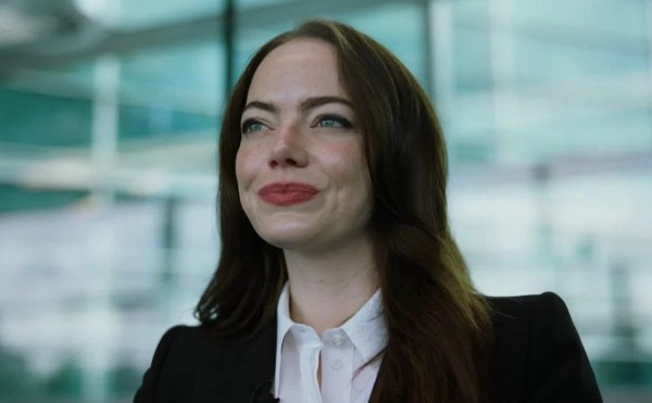 «Εκείνη έκανε κάτι γενναίο. Εγώ απλώς ξυρίζω το κεφάλι μου»: Γιατί η Έμα Στόουν έκλαψε στα γυρίσματα του Bugonia;