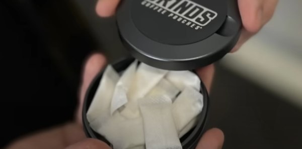 Η μανία με τα φακελάκια καφεΐνης: Ένα trend των εφήβων που ανησυχεί ορισμένους ειδικούς