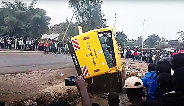 Τουλάχιστον 21 νεκροί μετά από τροχαίο λεωφορείου που μετέφερε άτομα από κηδεία στην Κένυα