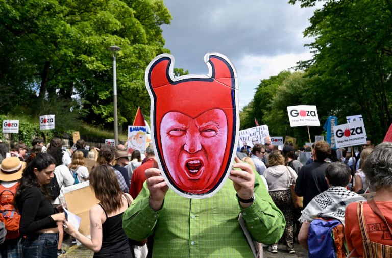 Ο Τραμπ υποσχέθηκε να είναι δικτάτορας «μόνο την πρώτη μέρα» – 200 μέρες μετά, ακόμα συνεχίζει