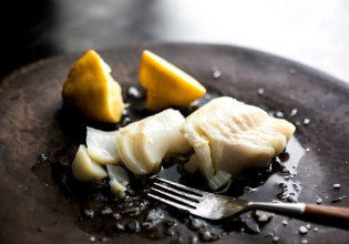 Συνταγή: Ψάρι στον ατμό με άγρια χόρτα του βουνού