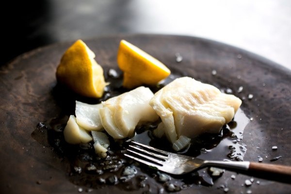 Συνταγή: Ψάρι στον ατμό με άγρια χόρτα του βουνού