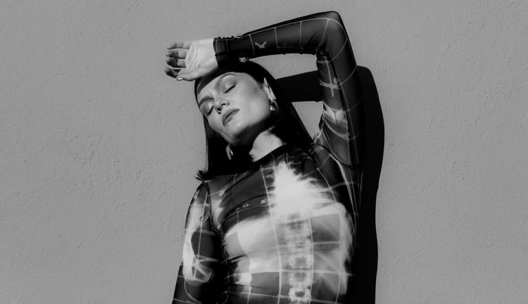 Jessie J: Αναβάλει συναυλίες λόγω δεύτερης επέμβασης για καρκίνο του μαστού