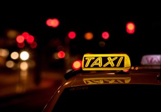 Τρόμος για δύο Γάλλους τουρίστες στο κέντρο της Αθήνας: Οδηγός ταξί τους επιτέθηκε με μαχαίρι και τους λήστεψε