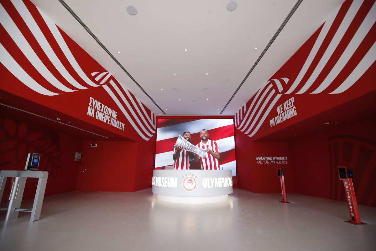 Ιστορική στιγμή: Ο πρώτος επισκέπτης στο νέο Μουσείο του Ολυμπιακού (vids)