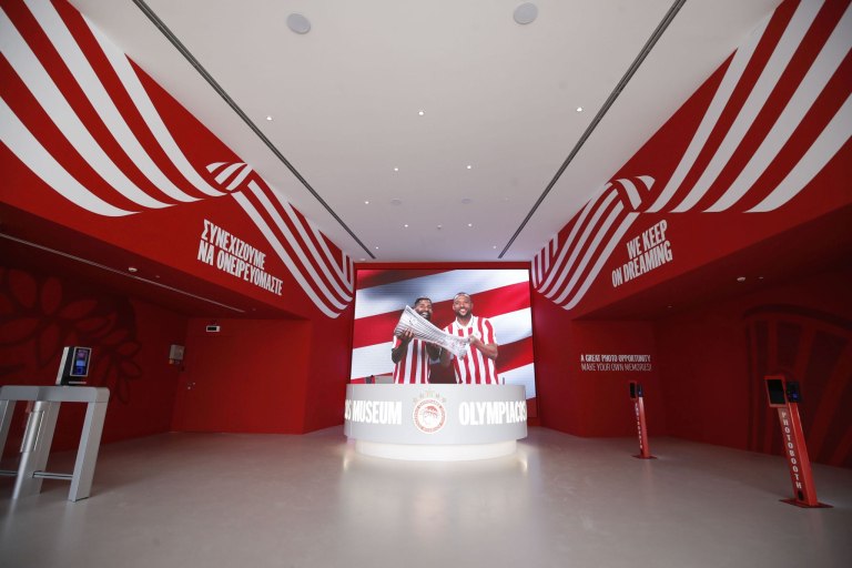 Ιστορική στιγμή: Ο πρώτος επισκέπτης στο νέο Μουσείο του Ολυμπιακού (vids)