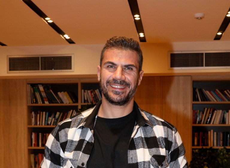 «Τα κουβαδάκια σου και σε άλλη παραλία»: Επικός Άκης Πετρετζίκης όταν ένα αγοράκι πλησίασε την κόρη του