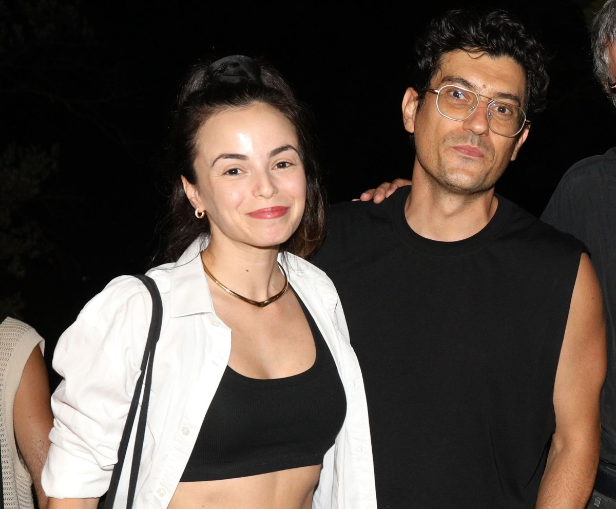 Αργύρης Πανταζάρας: Φωτογραφίζει τη σύζυγό του Σίσσυ Τουμάση να ποζάρει χωρίς μαγιό